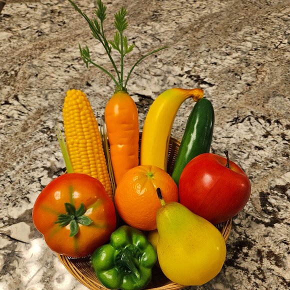 BRAND NEW SET OF 10 PLASTIC FRUITS AND VEGETABLES IN ROUND, WOVEN WICKER BASKET - Picture 5 of 13